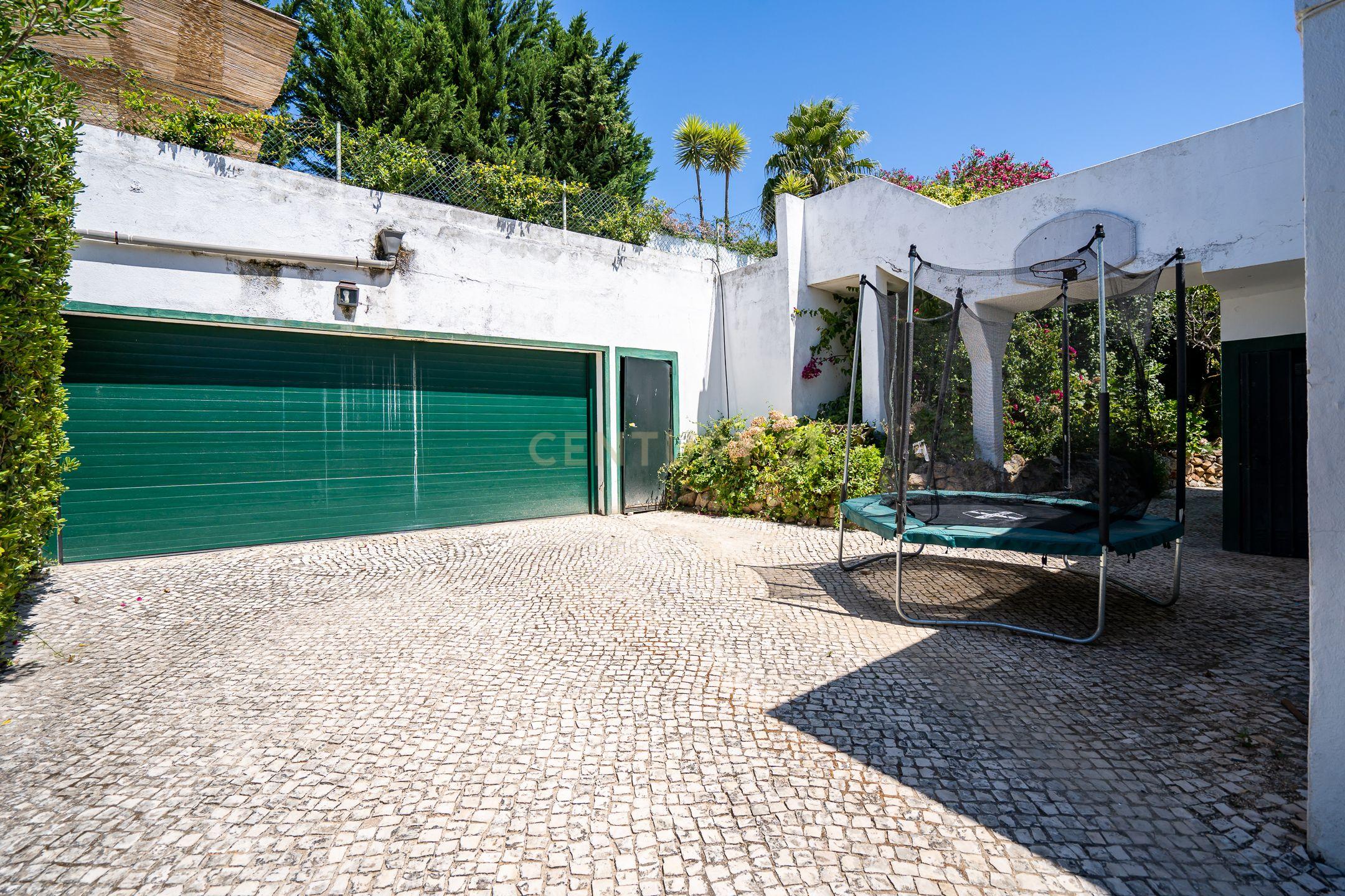 Moradia isolada com piscina no Estoril - Image 33