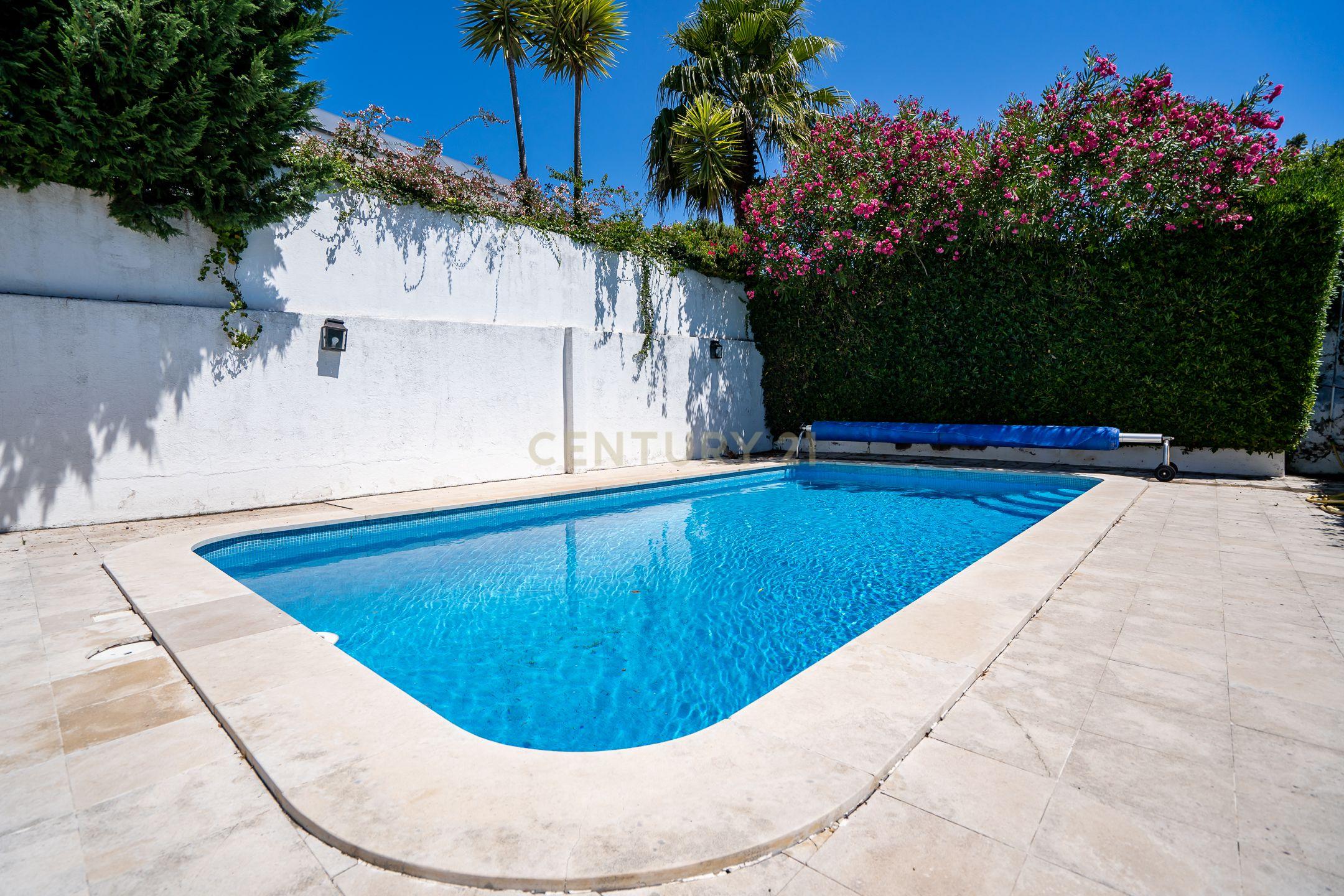 Moradia isolada com piscina no Estoril - Image 28