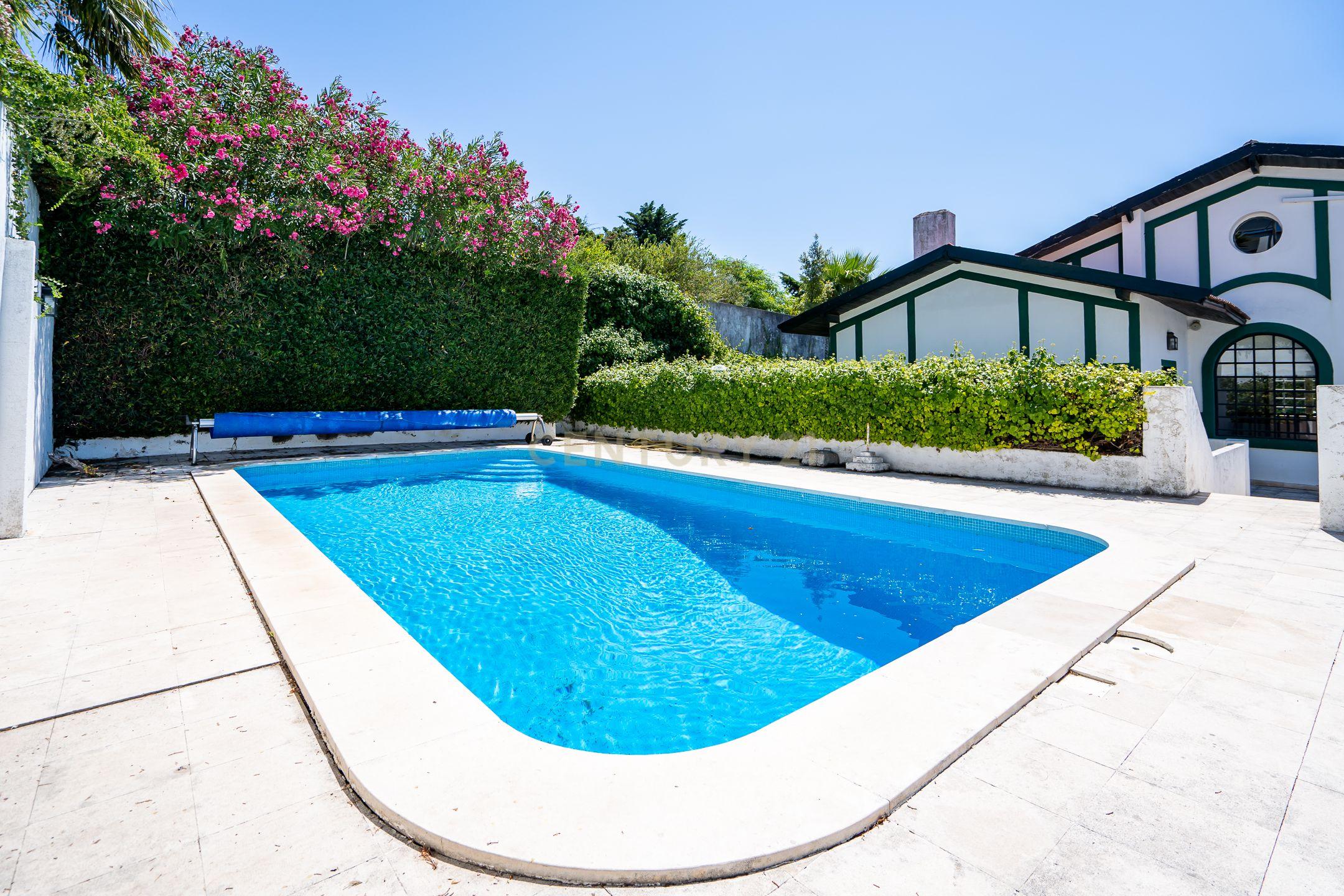 Moradia isolada com piscina no Estoril - Image 4
