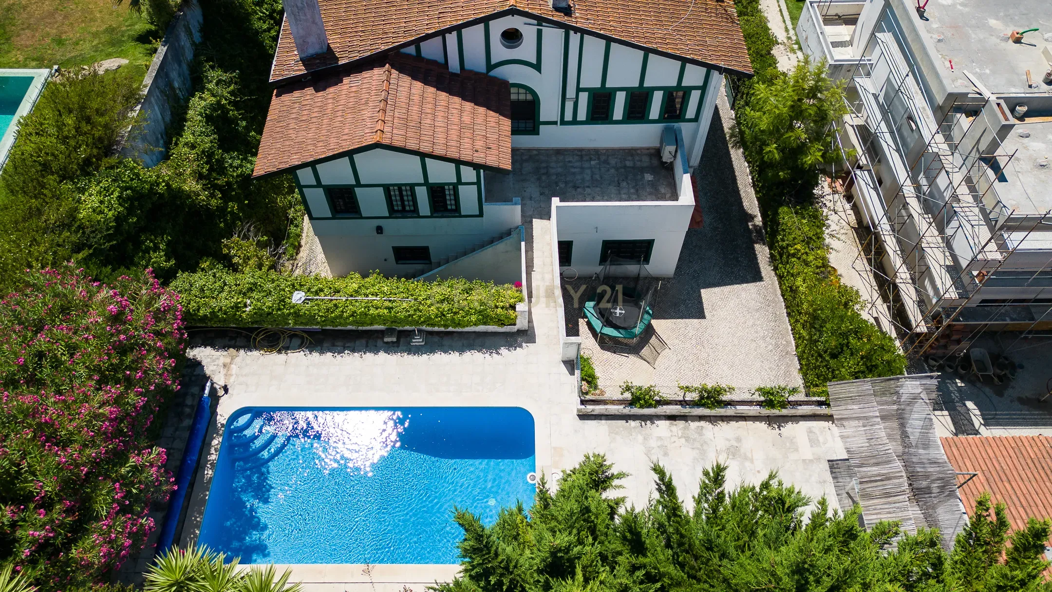 Moradia isolada com piscina no Estoril - Image 36