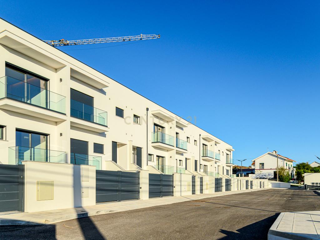 Condomínio Villas Mor || Moradia T3 - Segmento de Luxo || Aveiras de Cima || OBRA NOVA - Image 1