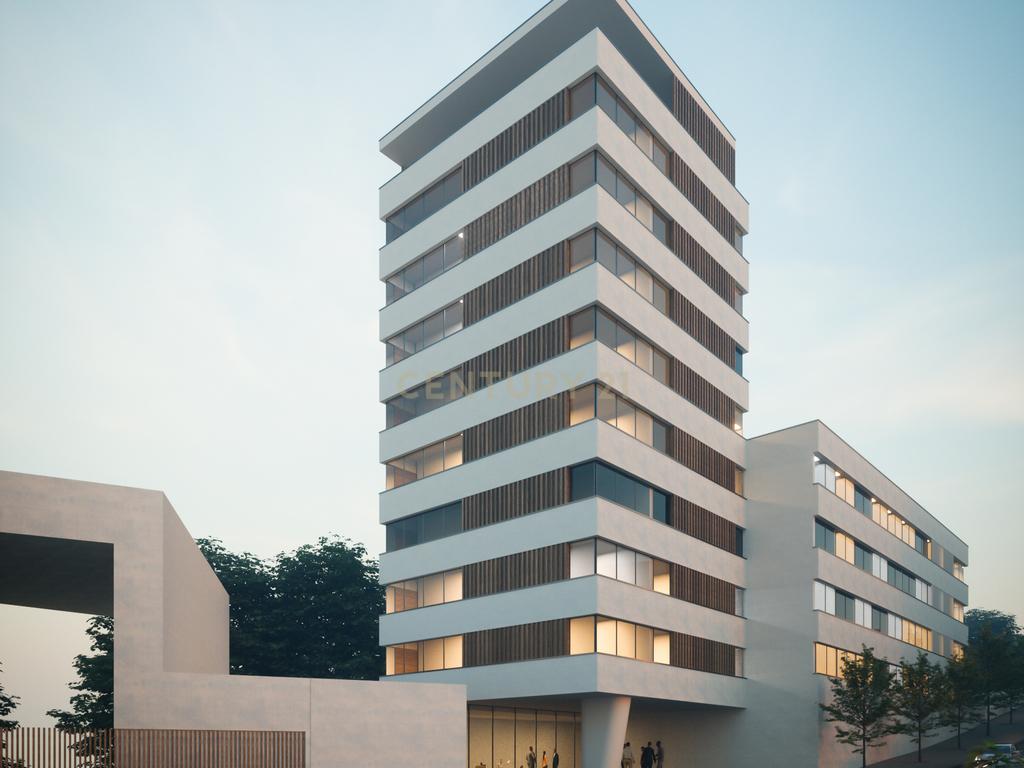 Terreno para um hotel de 70 quartos com um segundo edifício para serviços - Image 1