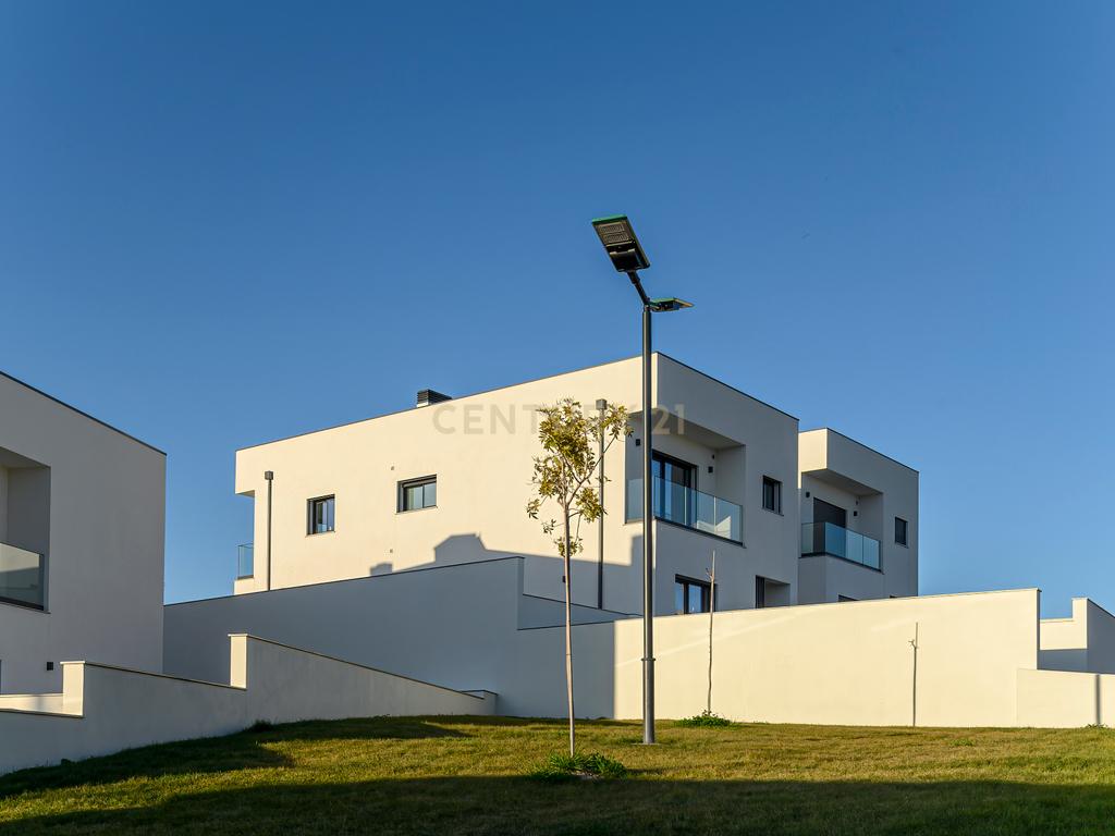 Condomínio Villas Mor || Moradia T4 - Segmento de Luxo || Aveiras de Cima || OBRA NOVA - Image 1