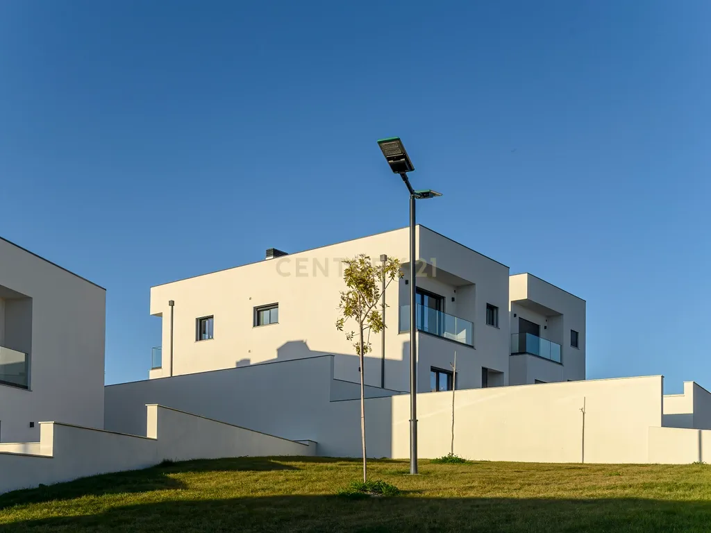 Condomínio Villas Mor || Moradia T4 - Segmento de Luxo || Aveiras de Cima || OBRA NOVA - Image 1