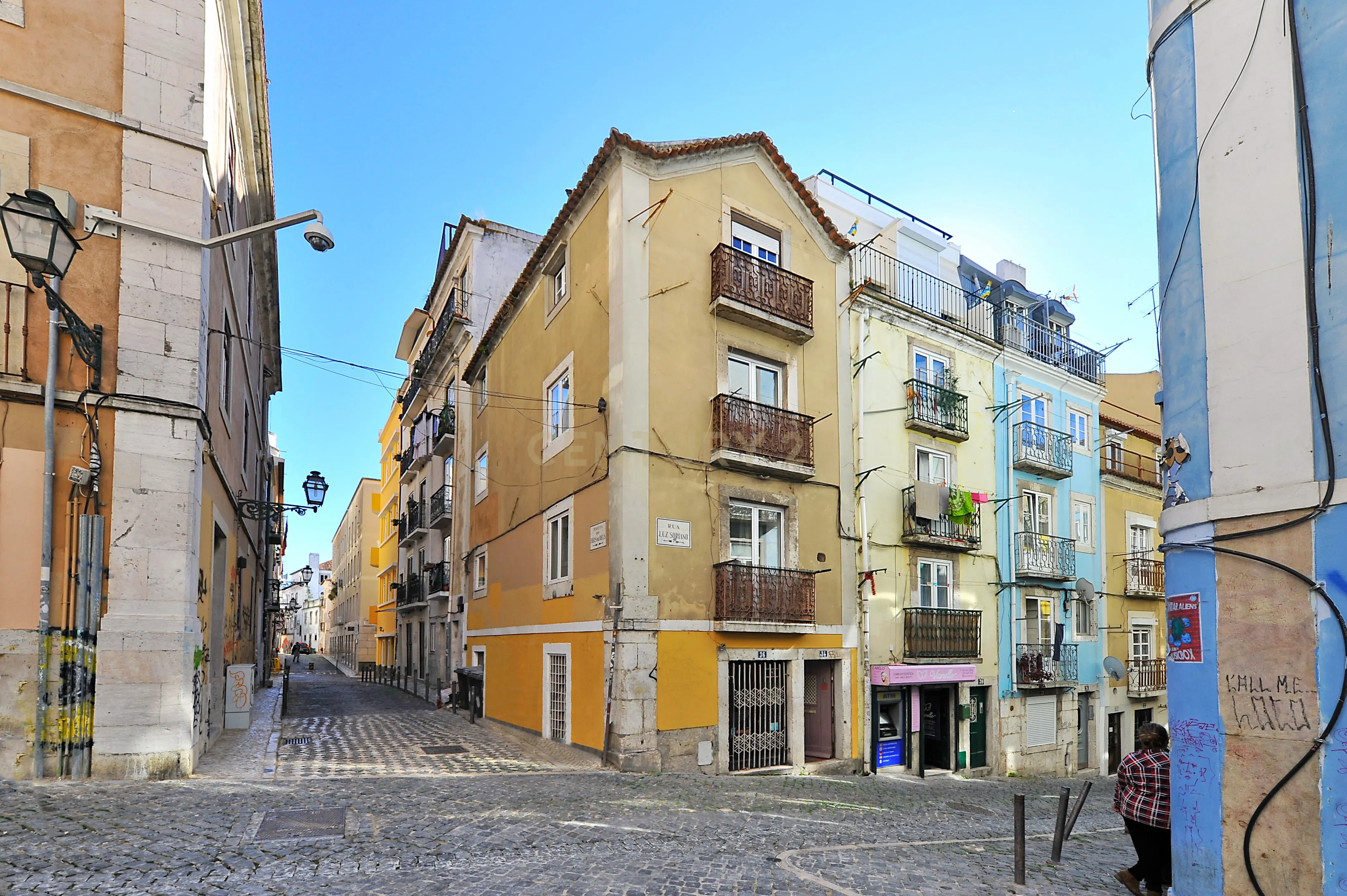 Prédio bem conservado na Rua Luz Soriano. Em Venda! - Image 1