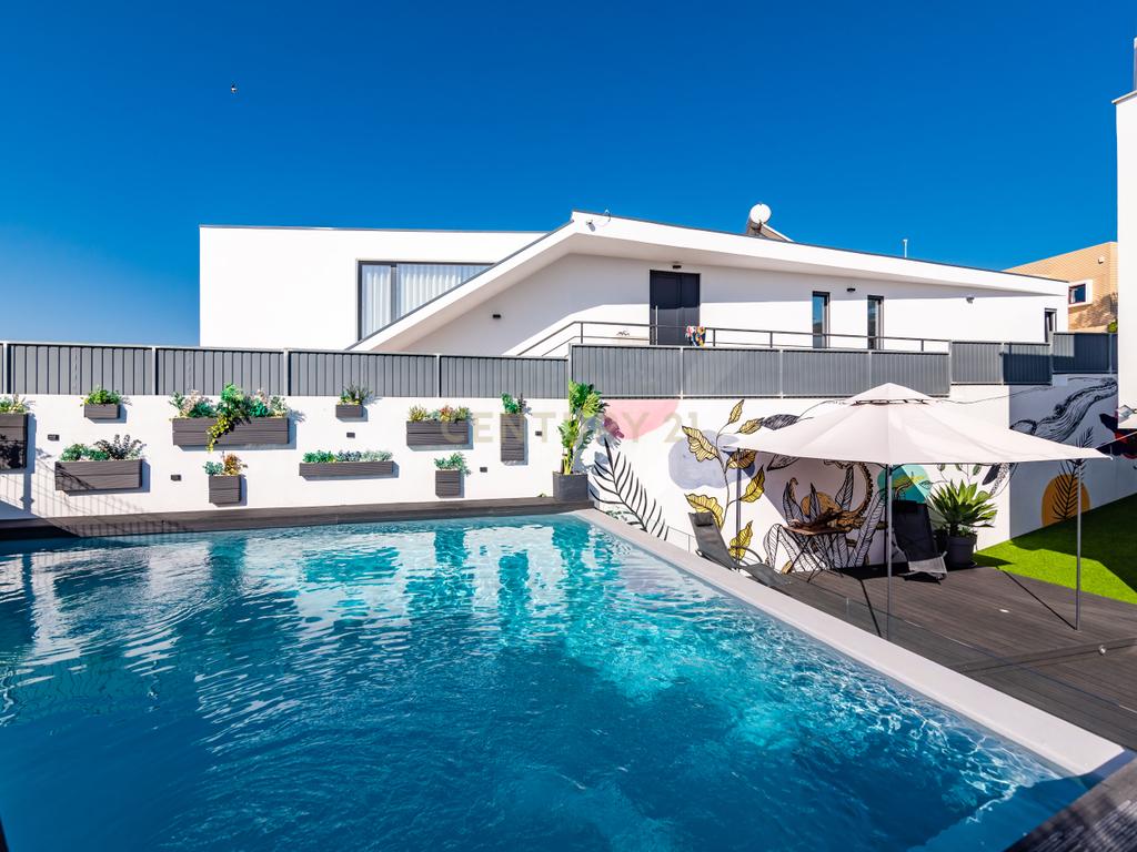 Moradia T3+2 | Sesimbra com Piscina, Jacuzzi, duas Pérgulas Bioclimáticas e muito mais. - Image 72