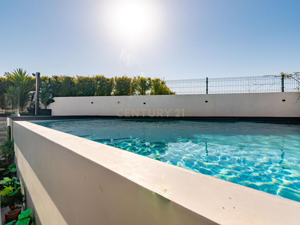 Moradia T3+2 | Sesimbra com Piscina, Jacuzzi, duas Pérgulas Bioclimáticas e muito mais. - Image 77