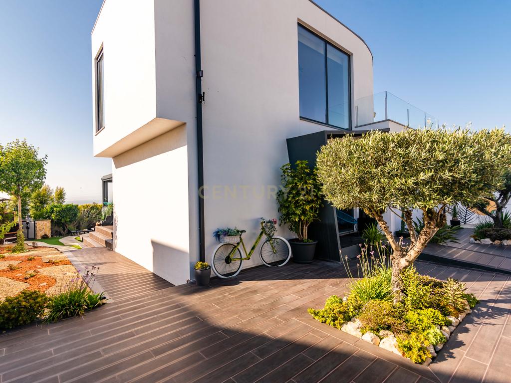 Moradia T3+2 | Sesimbra com Piscina, Jacuzzi, duas Pérgulas Bioclimáticas e muito mais. - Image 37
