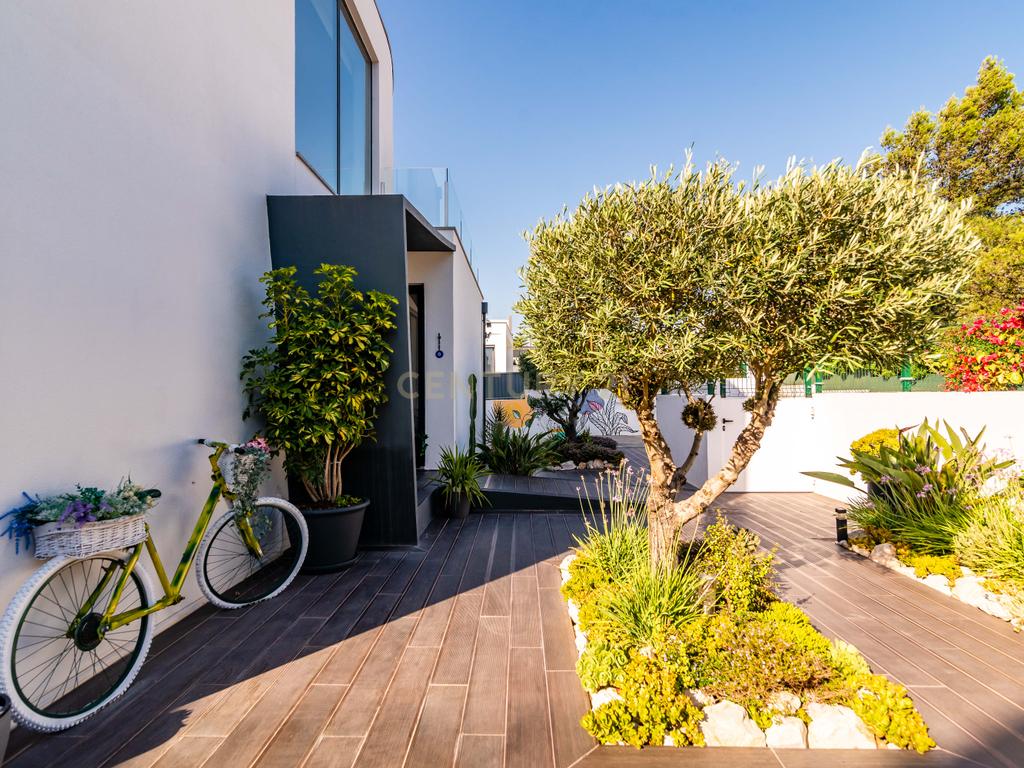 Moradia T3+2 | Sesimbra com Piscina, Jacuzzi, duas Pérgulas Bioclimáticas e muito mais. - Image 89