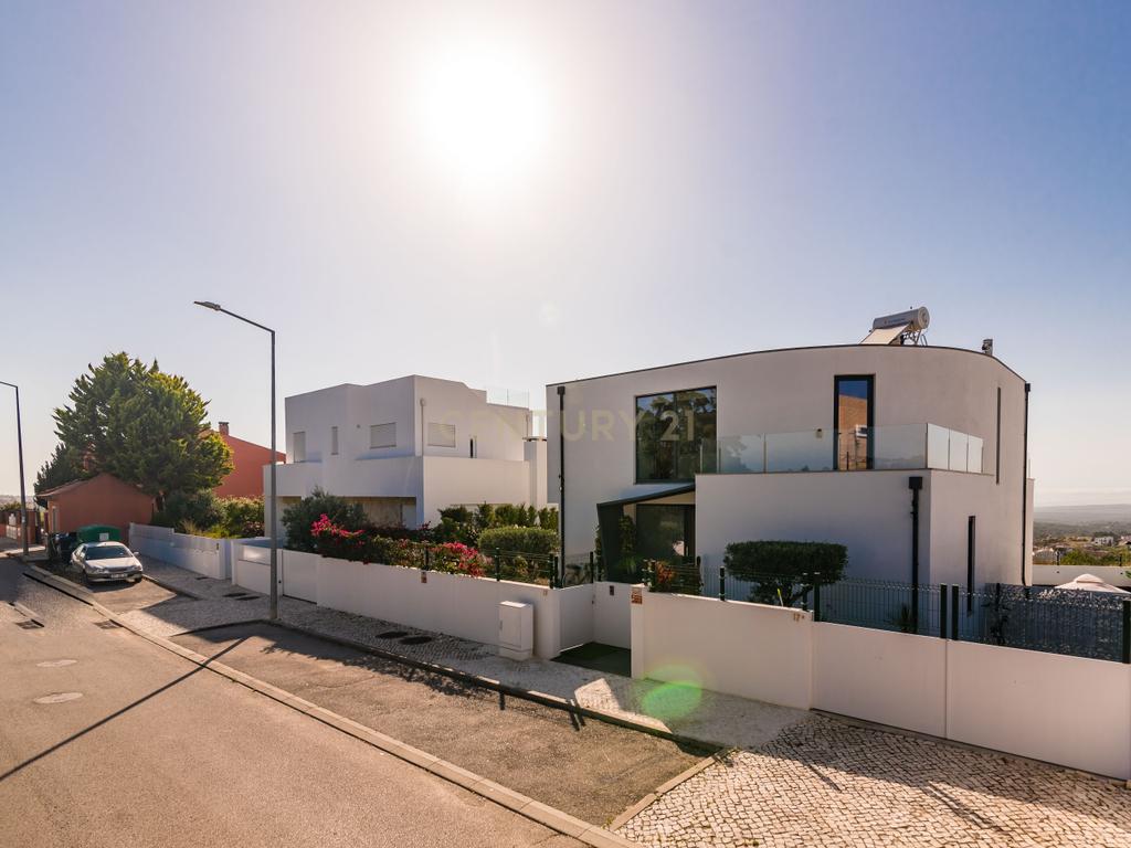 Moradia T3+2 | Sesimbra com Piscina, Jacuzzi, duas Pérgulas Bioclimáticas e muito mais. - Image 90