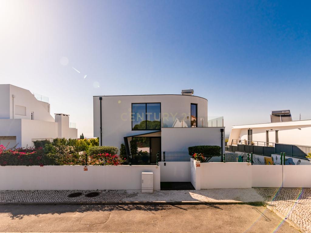 Moradia T3+2 | Sesimbra com Piscina, Jacuzzi, duas Pérgulas Bioclimáticas e muito mais. - Image 36