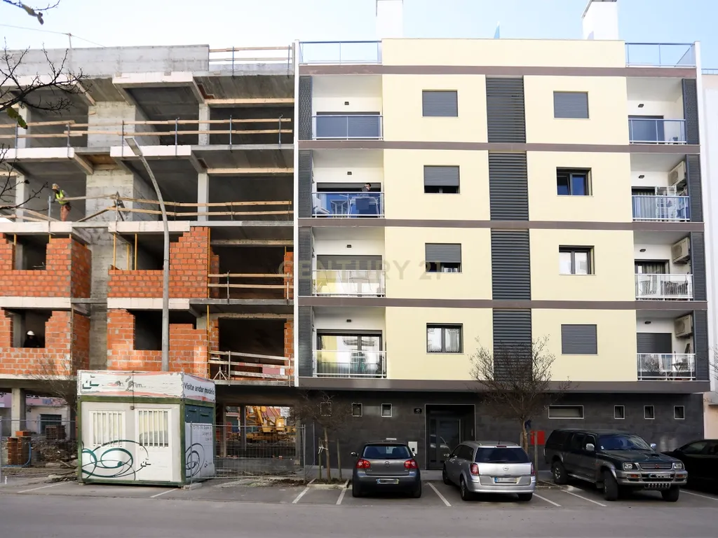 Apartamento T2 + 2 duplex novo com terraço, varanda e box para 2 viaturas - Image 3