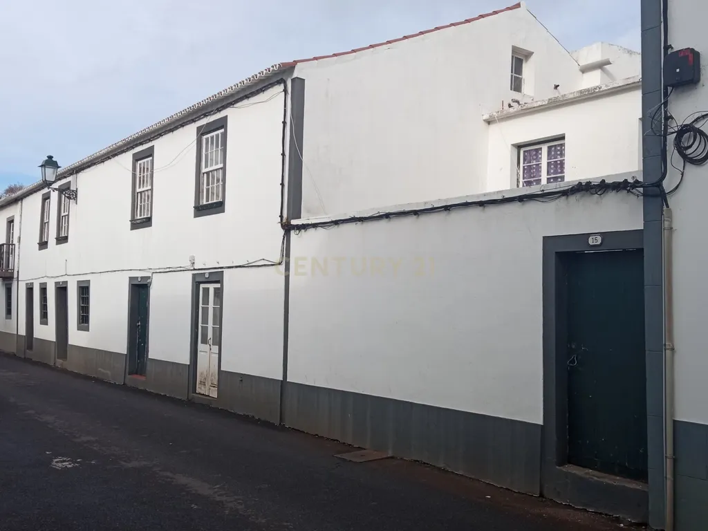 Moradia com 2 andares no centro histórico de Santa Cruz da Graciosa - Image 4