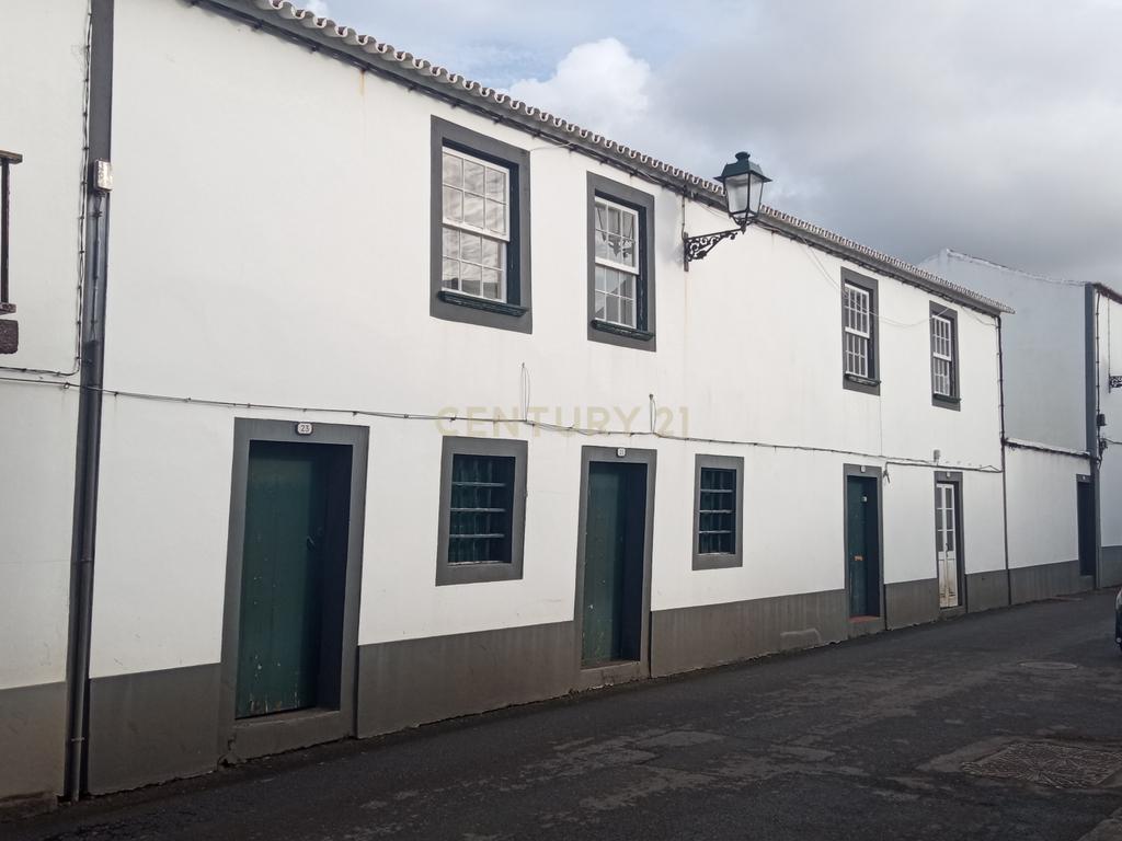 Moradia com 2 andares no centro histórico de Santa Cruz da Graciosa - Image 1