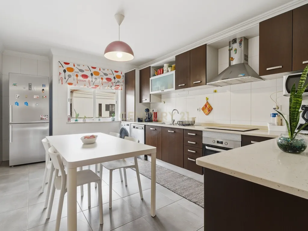 Apartamento T3 com terraço e churrasqueira – Merceana, Alenquer - Image 6