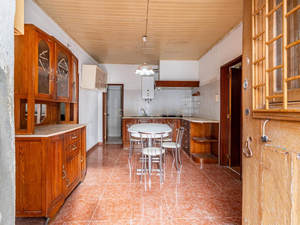 Moradia T4 para Remodelação Total em Vialonga - Image 4