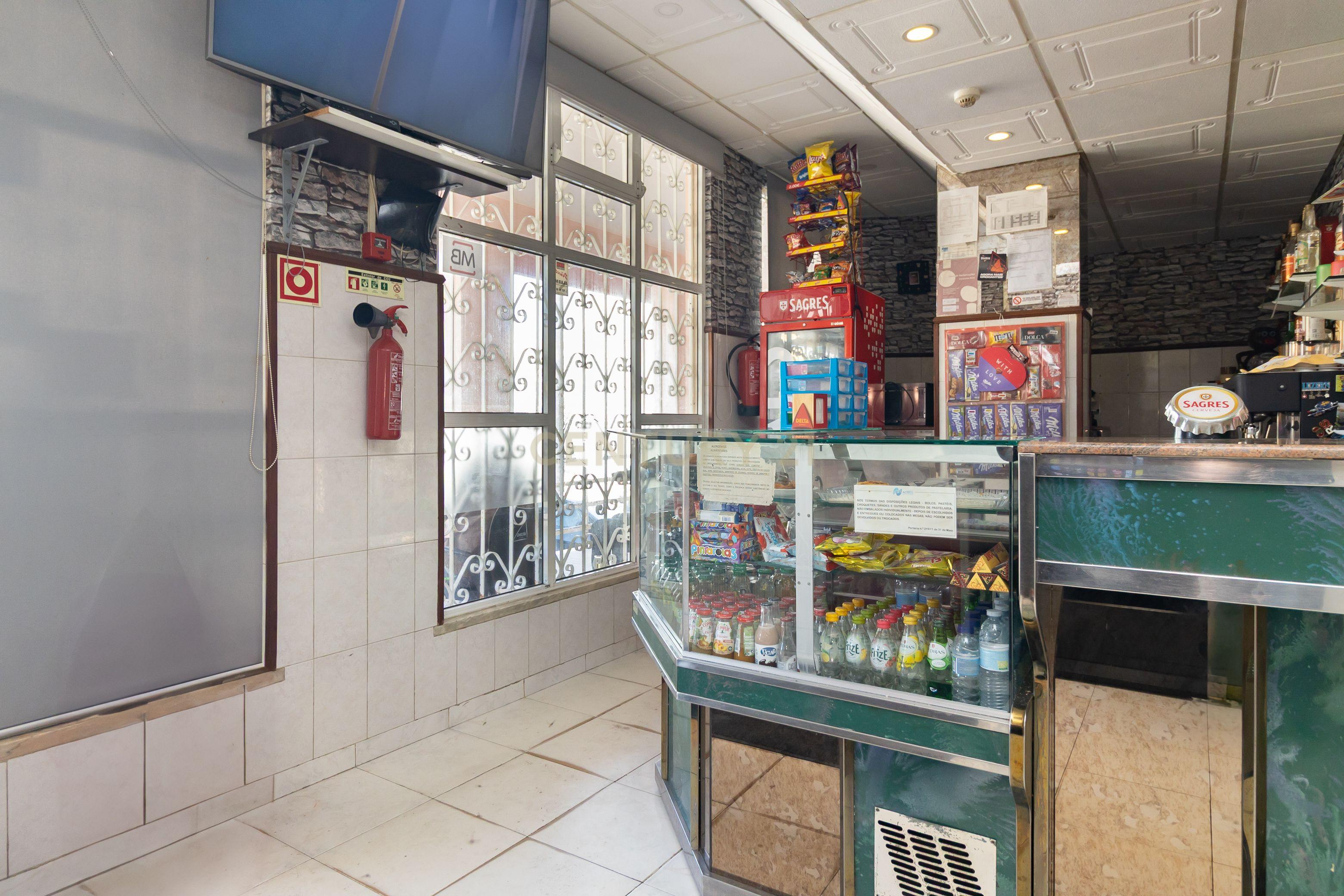 Espaço comercial à venda na Rua Henrique Augusto Pereira, nº2 - Image 15