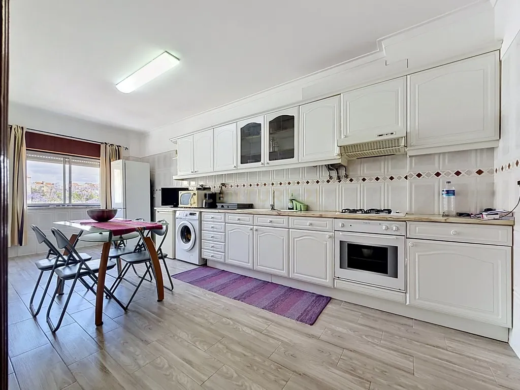 Apartamento T2 em em Paio Pires com excelentes áreas, perto de todas as comodidades. - Image 1