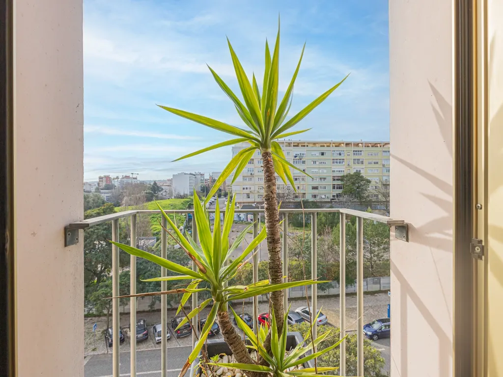 LUMINOSO APARTAMENTO T3 - Condomínio EPUL Entrecampos, com área bruta - Image 1