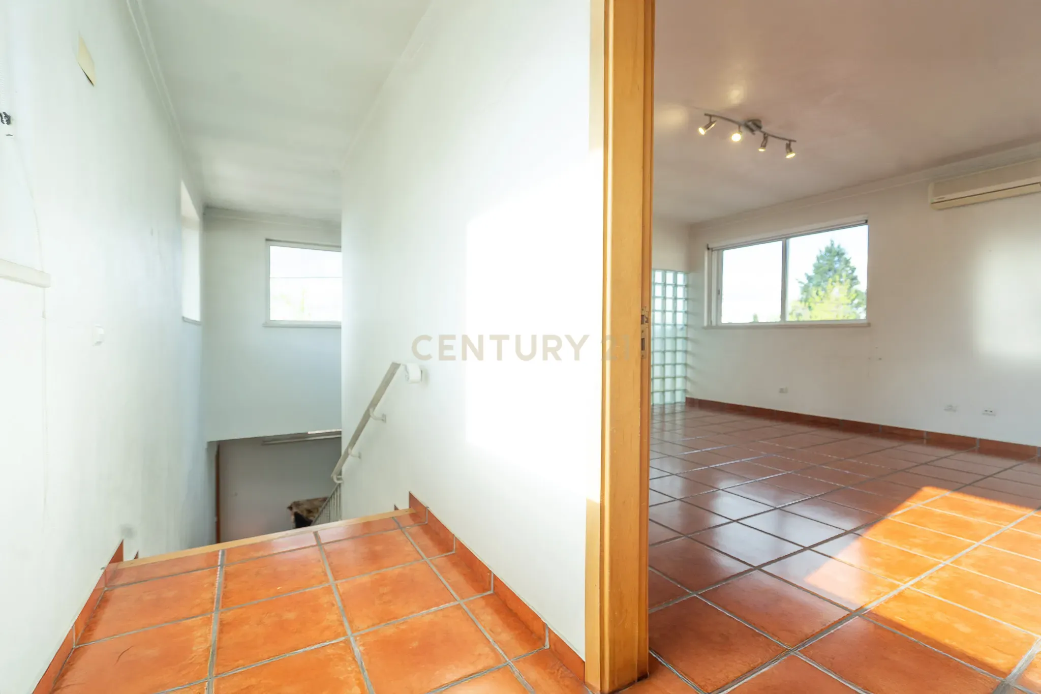 Moradia T5 com varanda coberta,terraço,piscina,jardim,poço,anexo e telheiro numa localização privilegada no centro de Lousã - Image 38