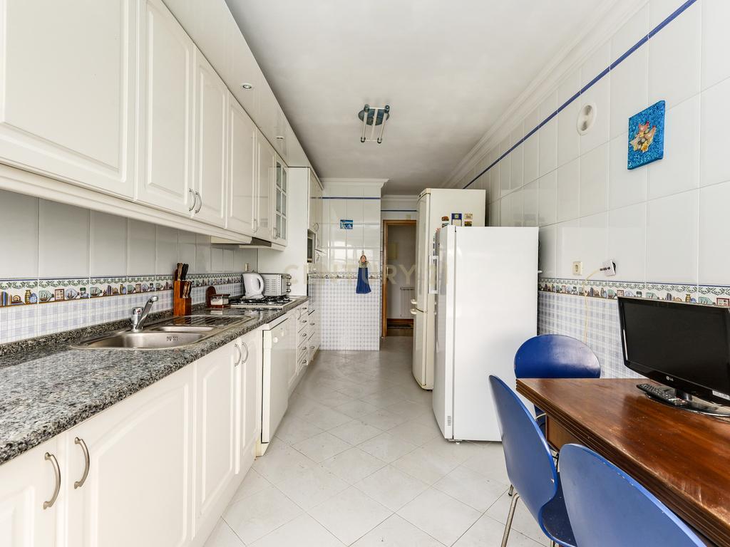 Apartamento T3 em Belas com 133m2 e box para uma viatura - Image 9
