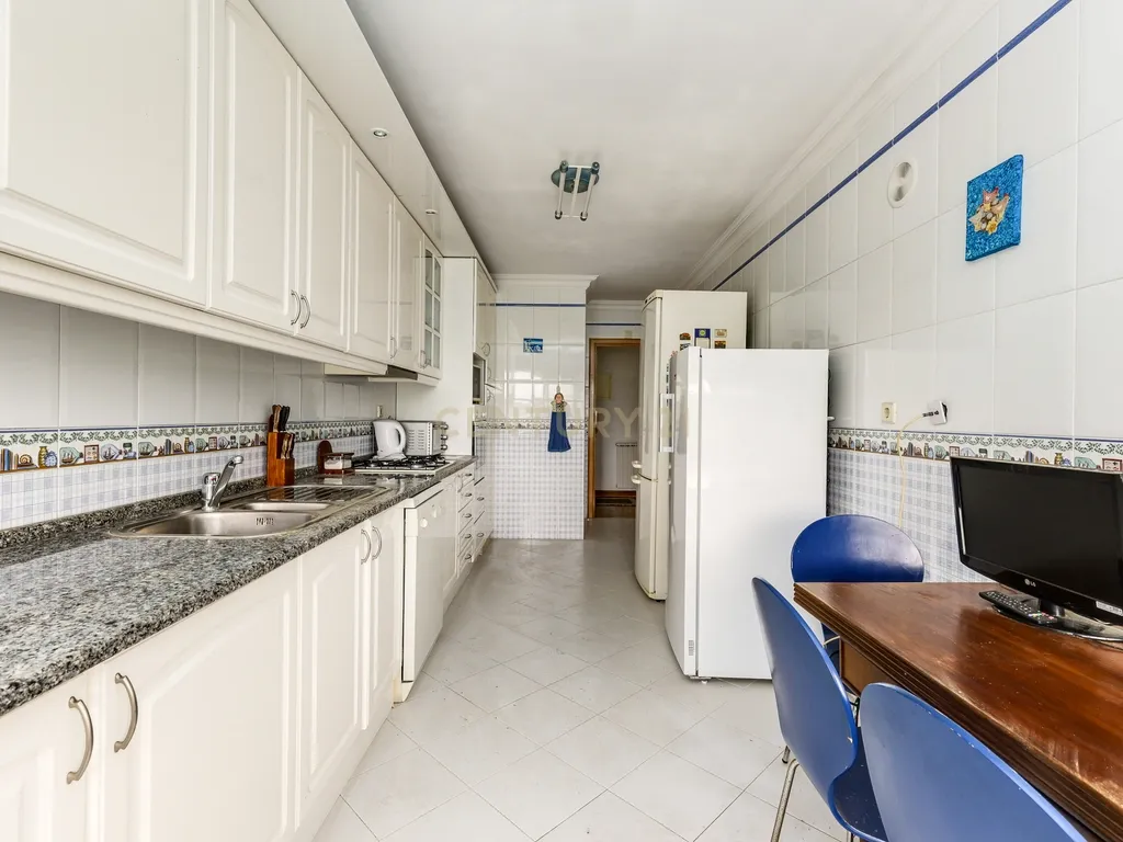Apartamento T3 em Belas com 133m2 e box para uma viatura - Image 9