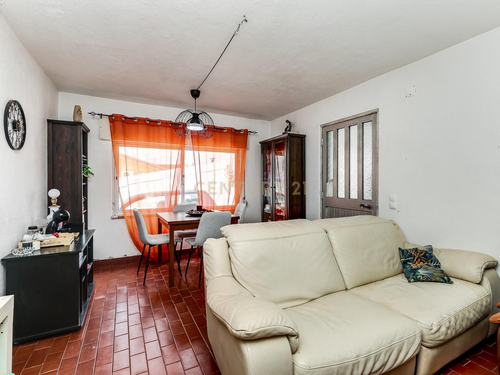 Moradia bifamiliar T4+1 em Pinheiro de Loures, com vistas desafogadas, jardim, pátio, varanda e terraço - Image 28