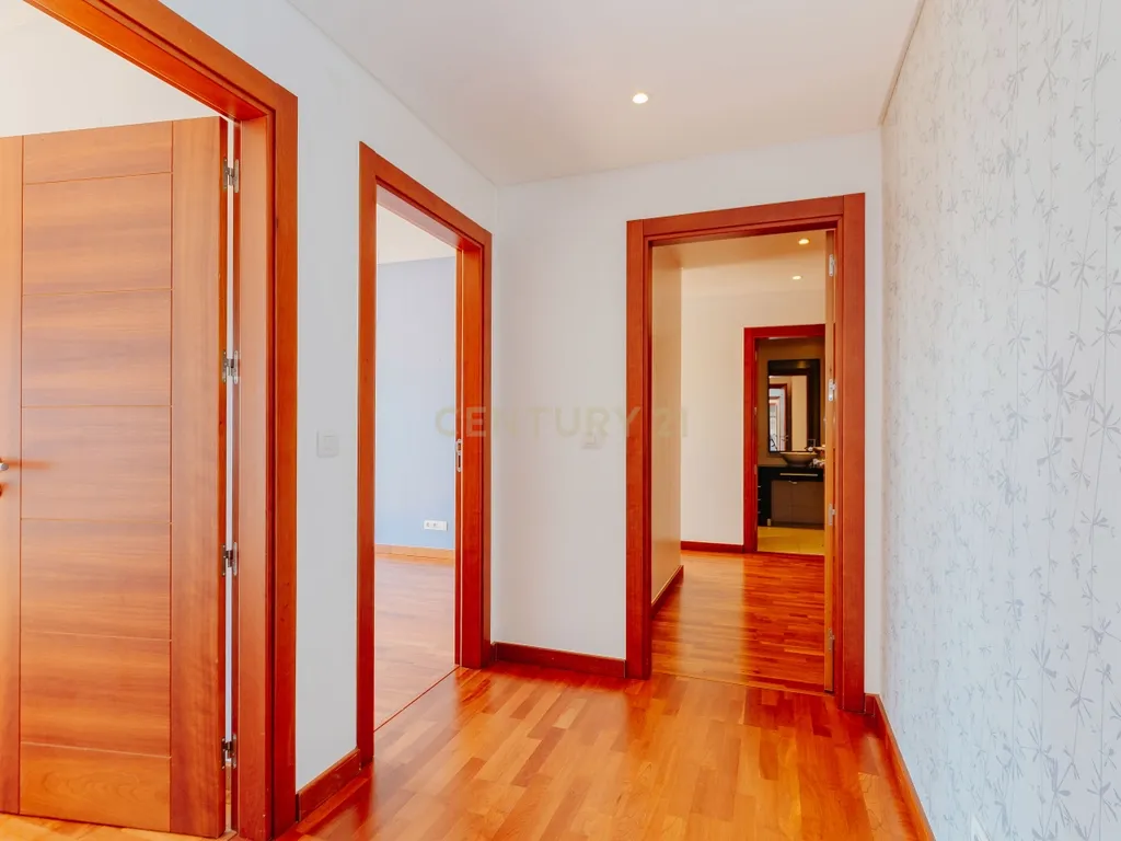 Apartamento T3 com vista da Varanda sobre o Rio Tejo nos Terraços da Ponte Sacavém - Image 14