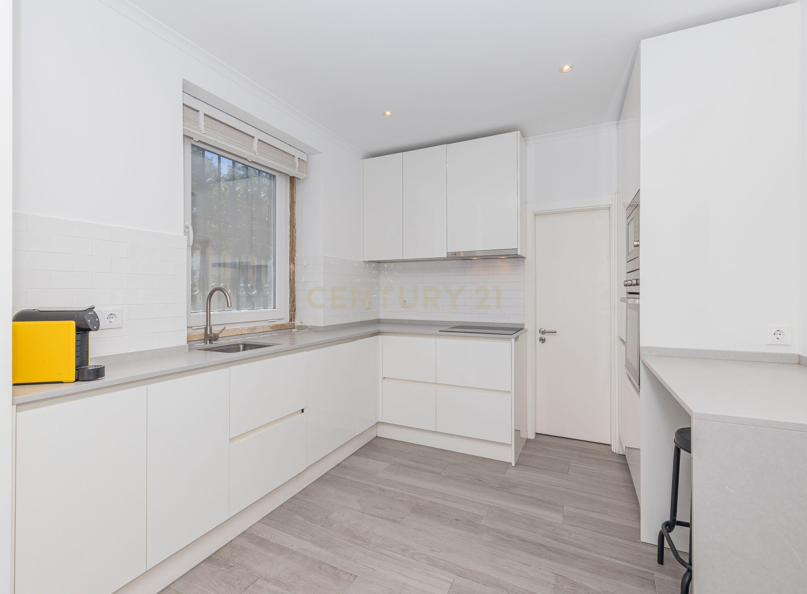 Fotografia 10 de Apartamento T3 em Paço de Arcos – Excelente Localização
