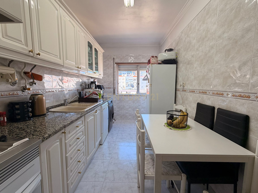 Apartamento T2 em Vialonga com Vista para o Rio - Image 1
