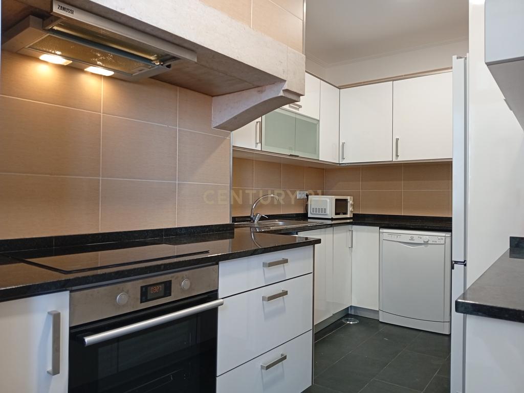 Situado no Bairro Azul junto do Metro e do El Corte Inglês/Fundação Gulbenkian, tem este apartamento com traça antiga com 7 assoalhadas dispostas numa área de 200 m². - Image 20