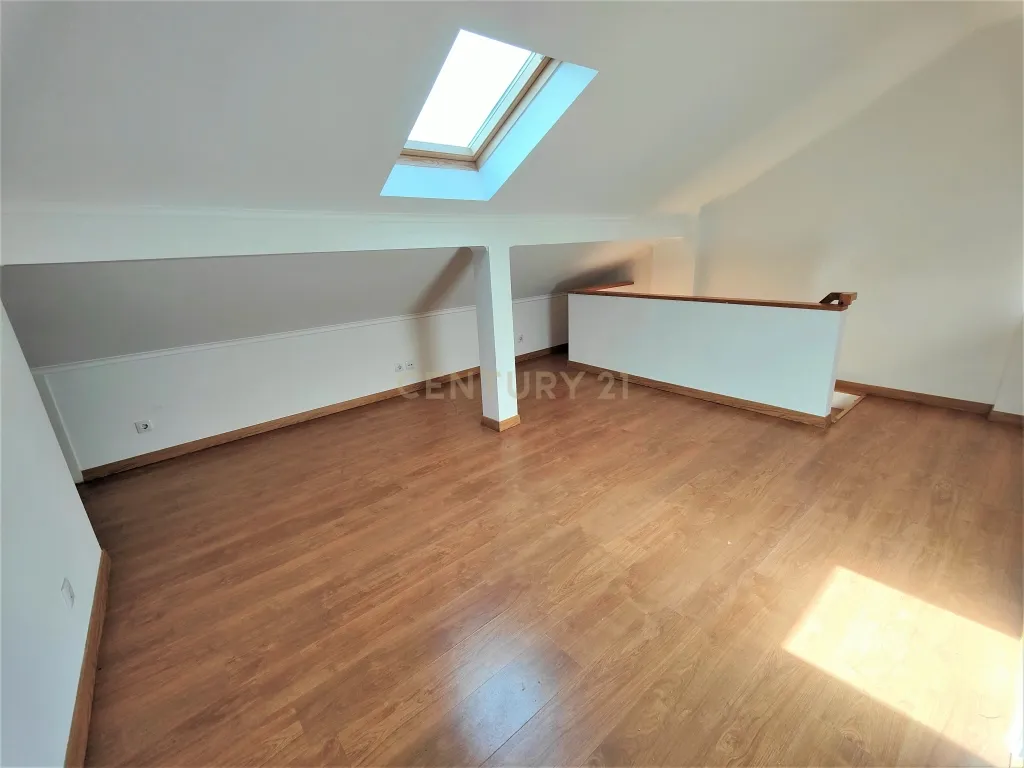 Apartamento T3+1 duplex com vista desafogada e muita luz Natural á Praça de Londres - Image 19