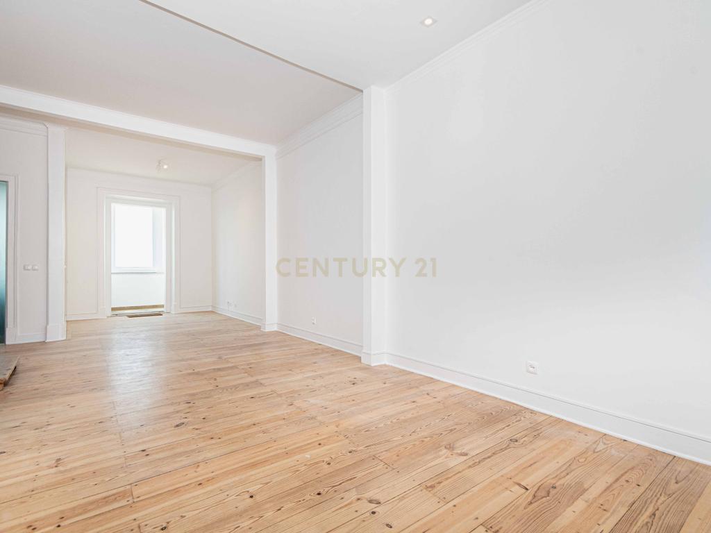 Apartamento T2 de Charme com vista rio e estacionamento em São Vicente, Lisboa - Image 1