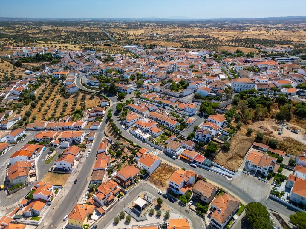 Moradia T3 com lote de terreno de 435 m2 para recuperar em Ourique, Baixo Alentejo - Image 16