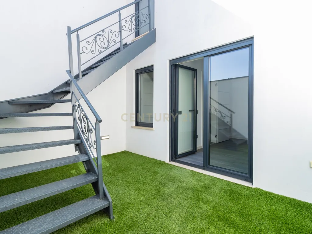 Propriedade Totalmente Renovada com Armazém/Garagem de Grande Dimensão e Piscina em Monte Real - Image 23
