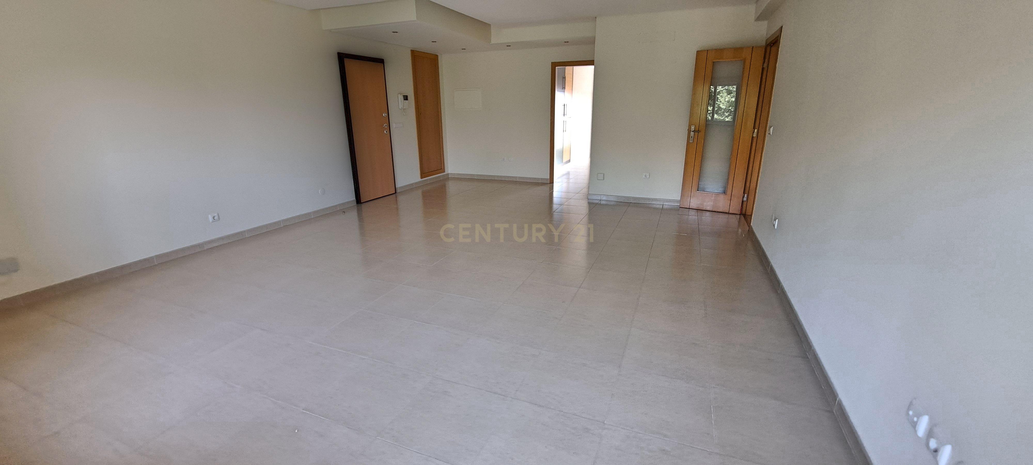 Apartamento T2 com arrecadação e lugar de garagem no Montijo. - Image 2