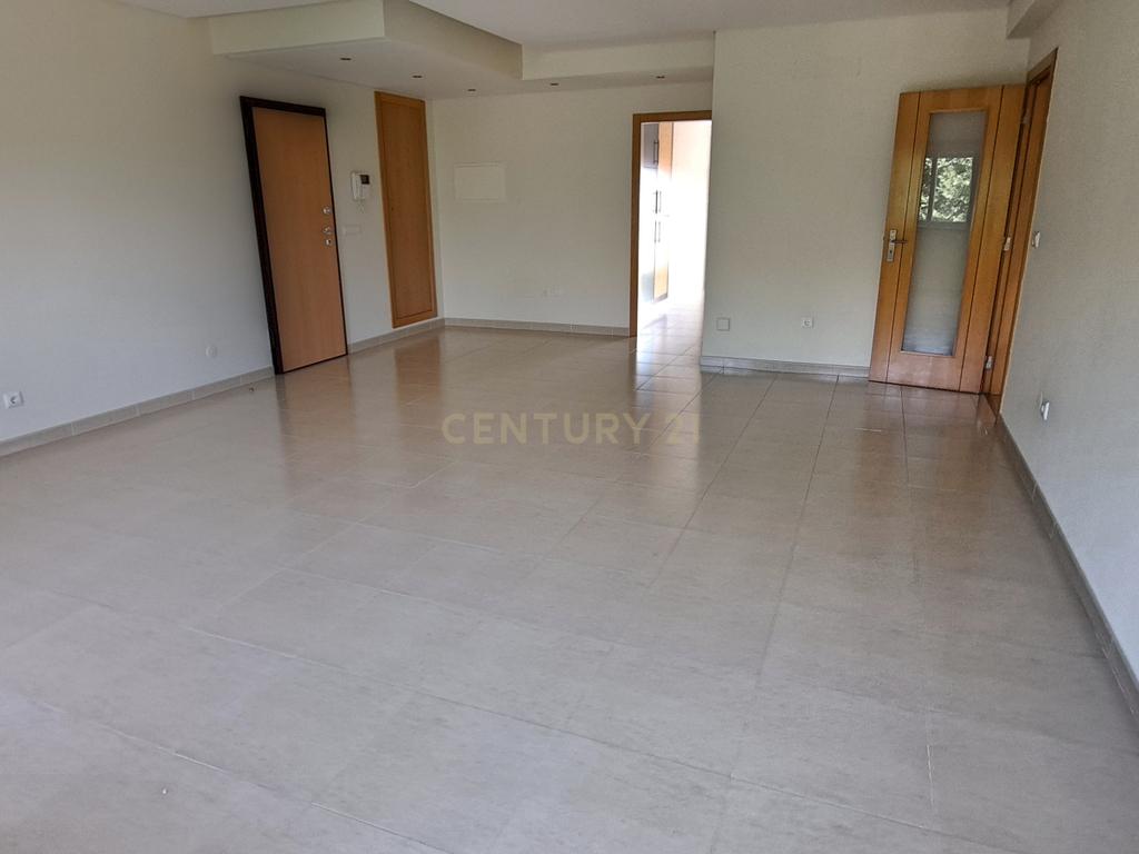 Apartamento T2 com arrecadação e lugar de garagem no Montijo. - Image 2