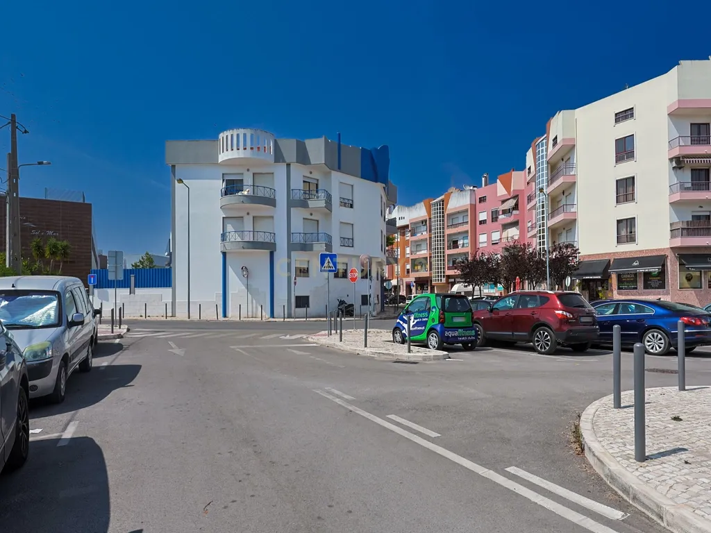 Apartamento T2 nas Quintinhas, Charneca de Caparica, com Terraço e Garagem - Image 34