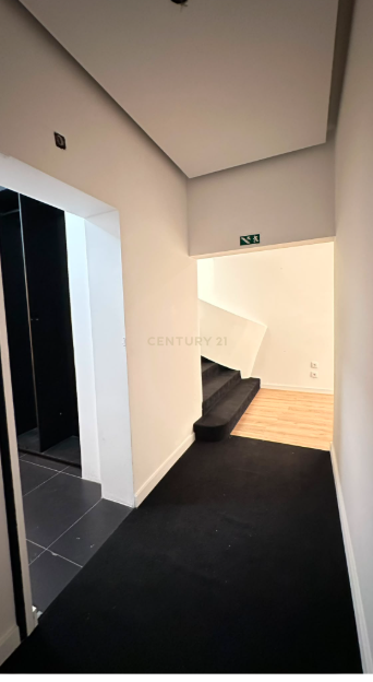 Loja Renovada para arrendar - Santo António, Lisboa - Image 8