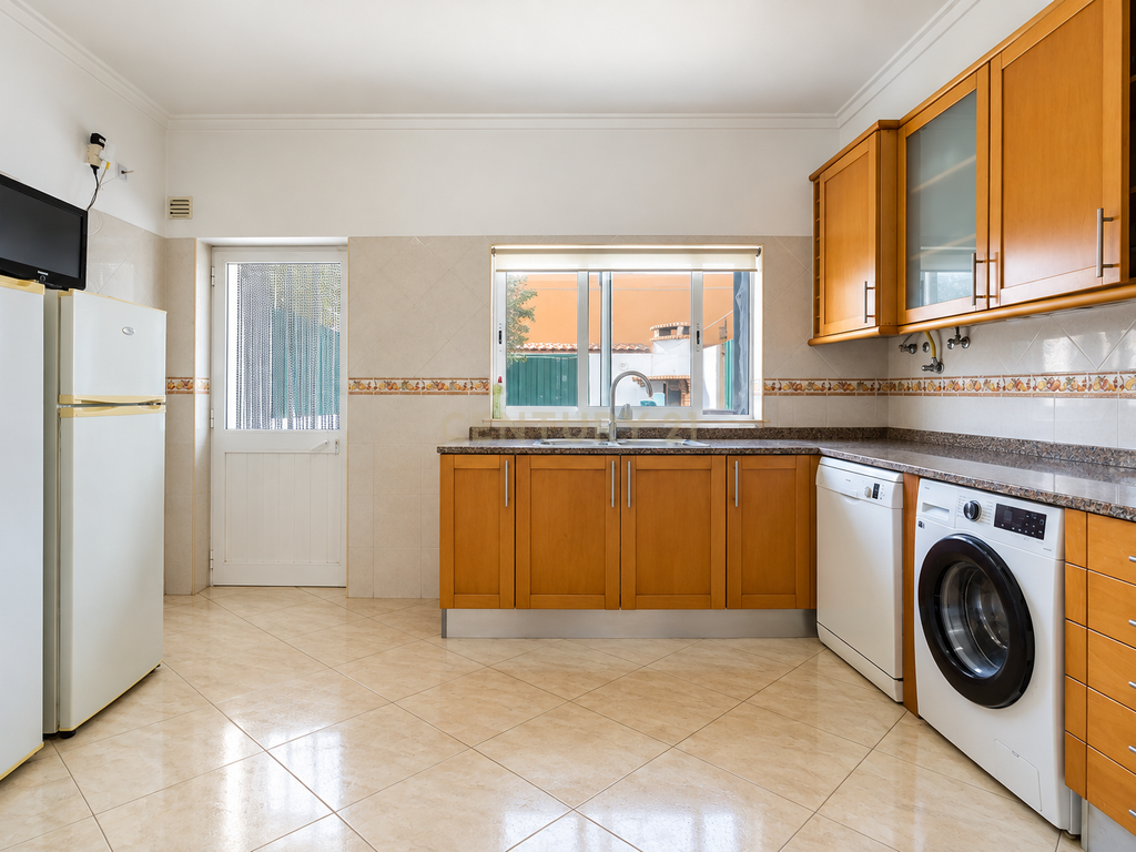 Moradia em Banda T3+1 com quintal e garagem em Zona Tranquila – Bacelos de Gaio, Seixal - Image 5