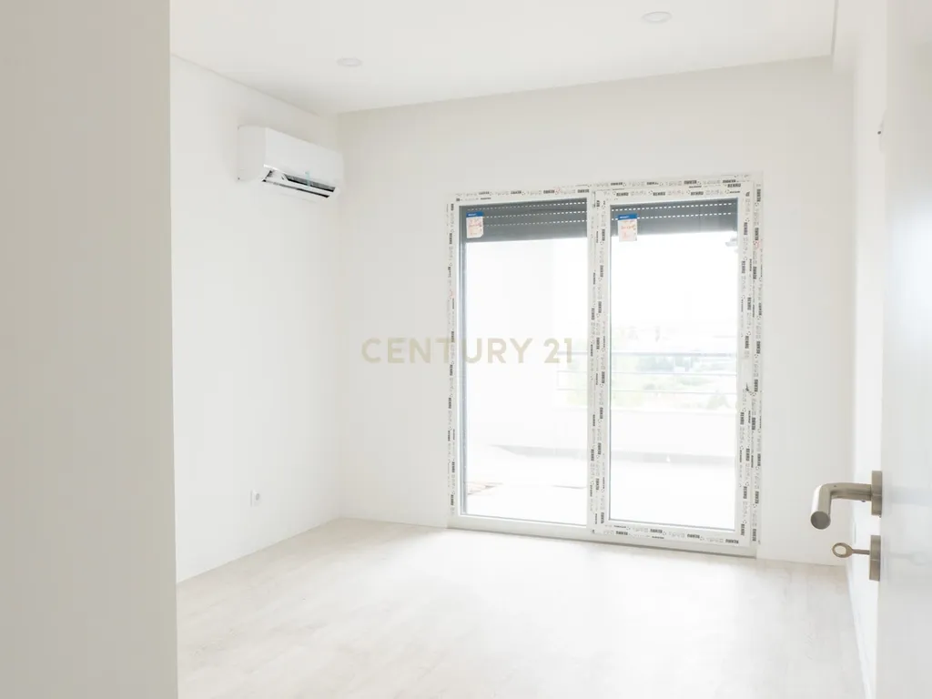 CONDOMINIO QUINTA DA LADEIRA - T2 Duplex com Varandas, Parqueamento e Arrecadação - Image 16
