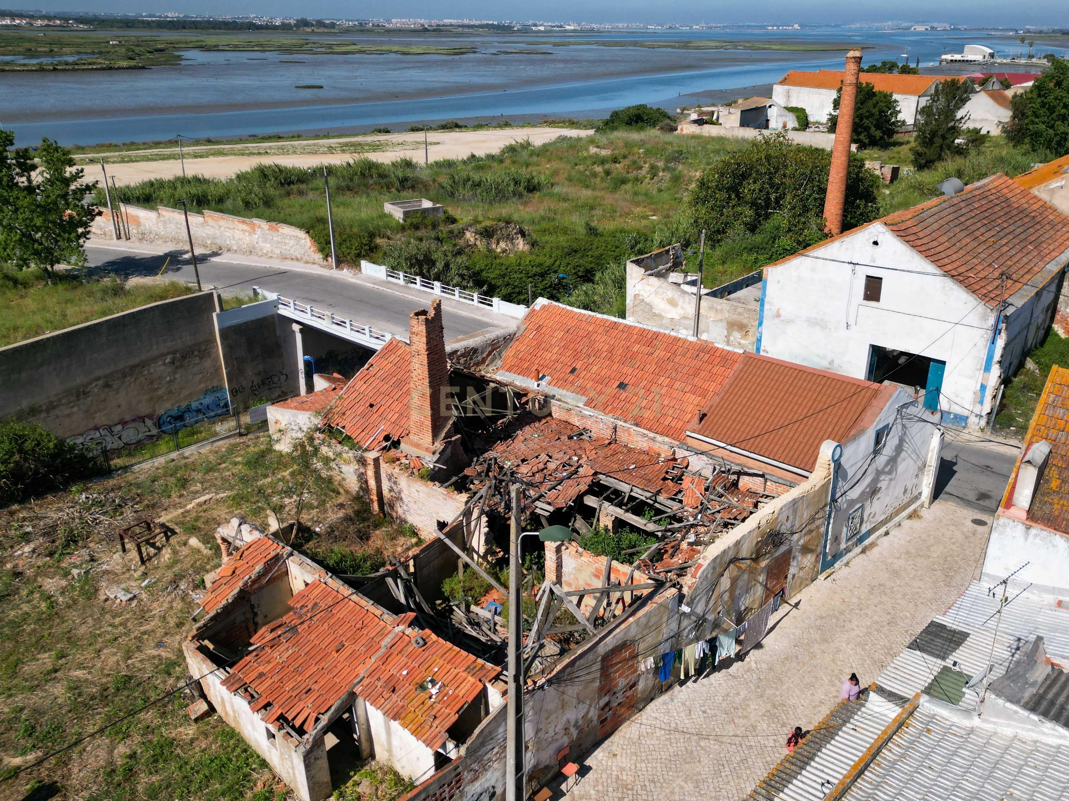 Montijo - Moradia para reconstruir área total de 558 m2. Vista Rio - Image 6