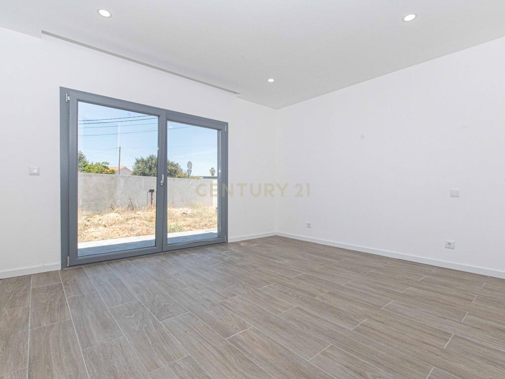 MORADIA T3 COM PISCINA E VISTA CAMPO - Image 13