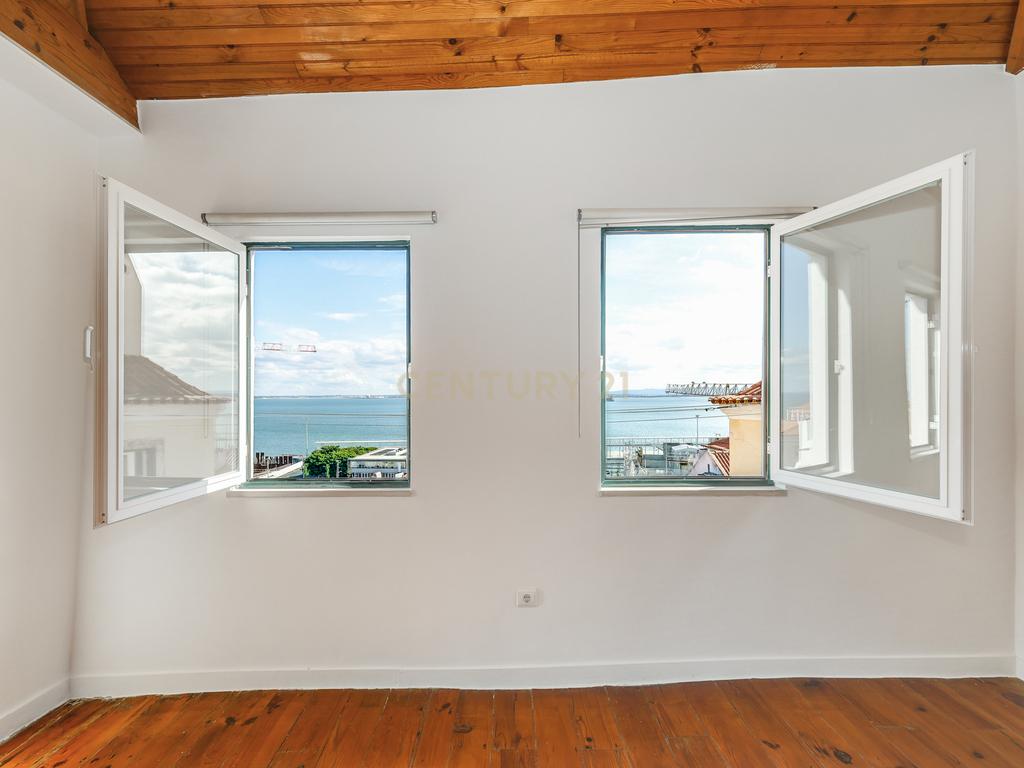 T2 DUPLEX EM ALFAMA COM VISTA PARA ARRENDAR - Image 4