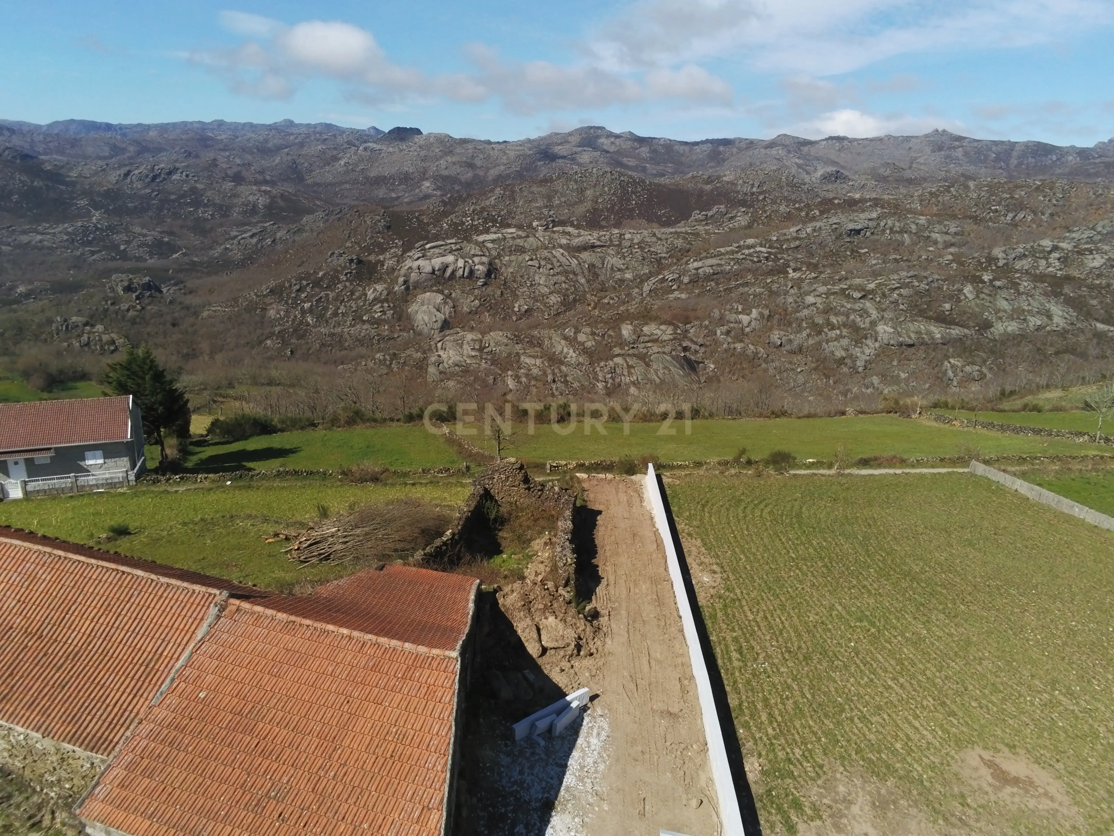 Fotografia 9 de Terreno com Ruina em Pitão das Junias, zona do geres