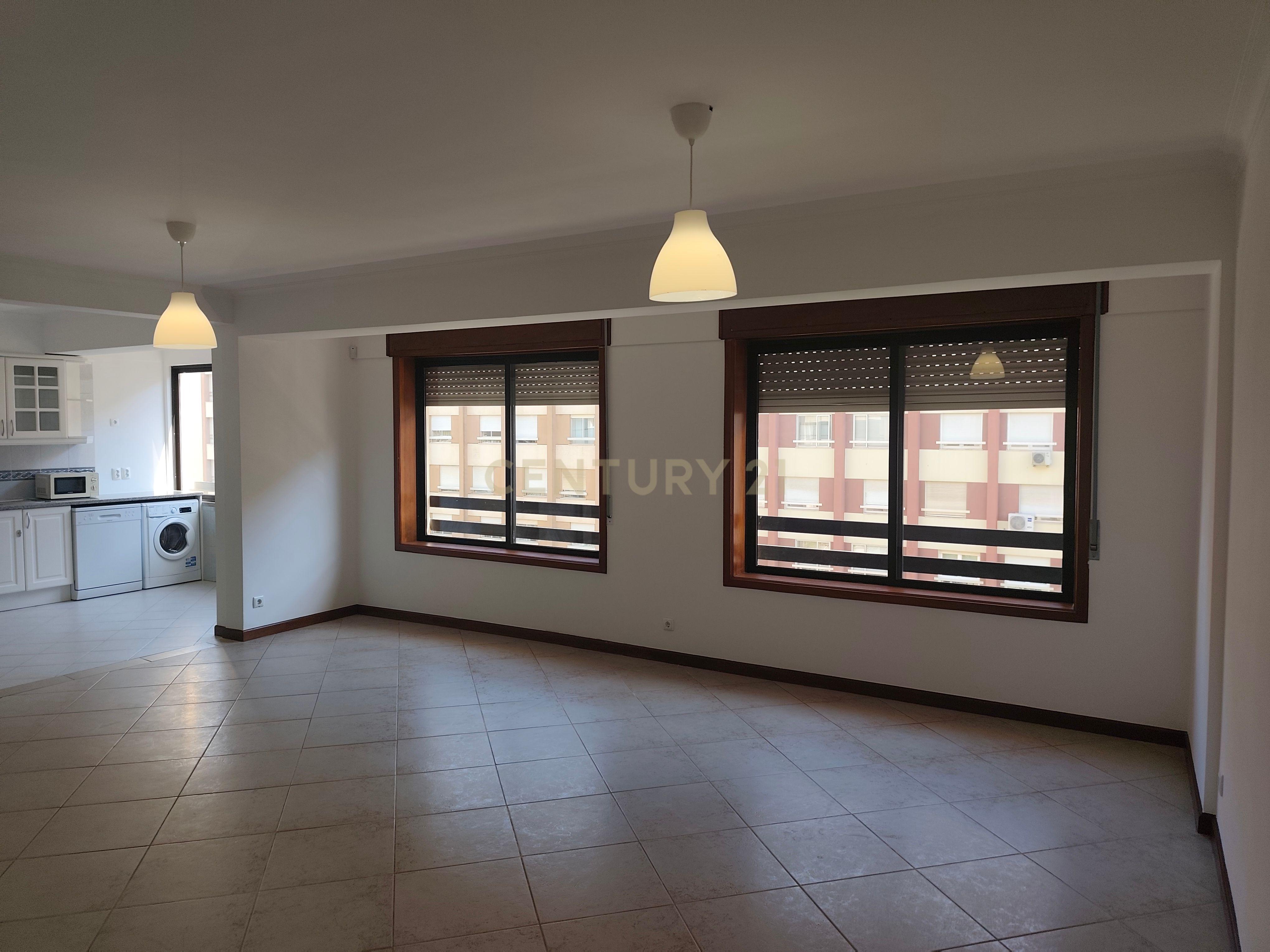 Fotografia 12 de Apartamento T3 Central em Nova Oeiras com Vista Agradável,