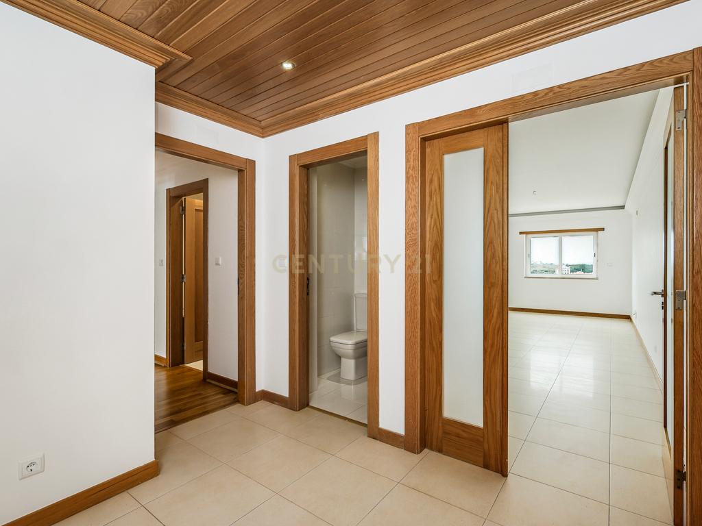 Apartamento T3 na Serra das Brancas, com box de 67m2 e arrecadação. - Image 3