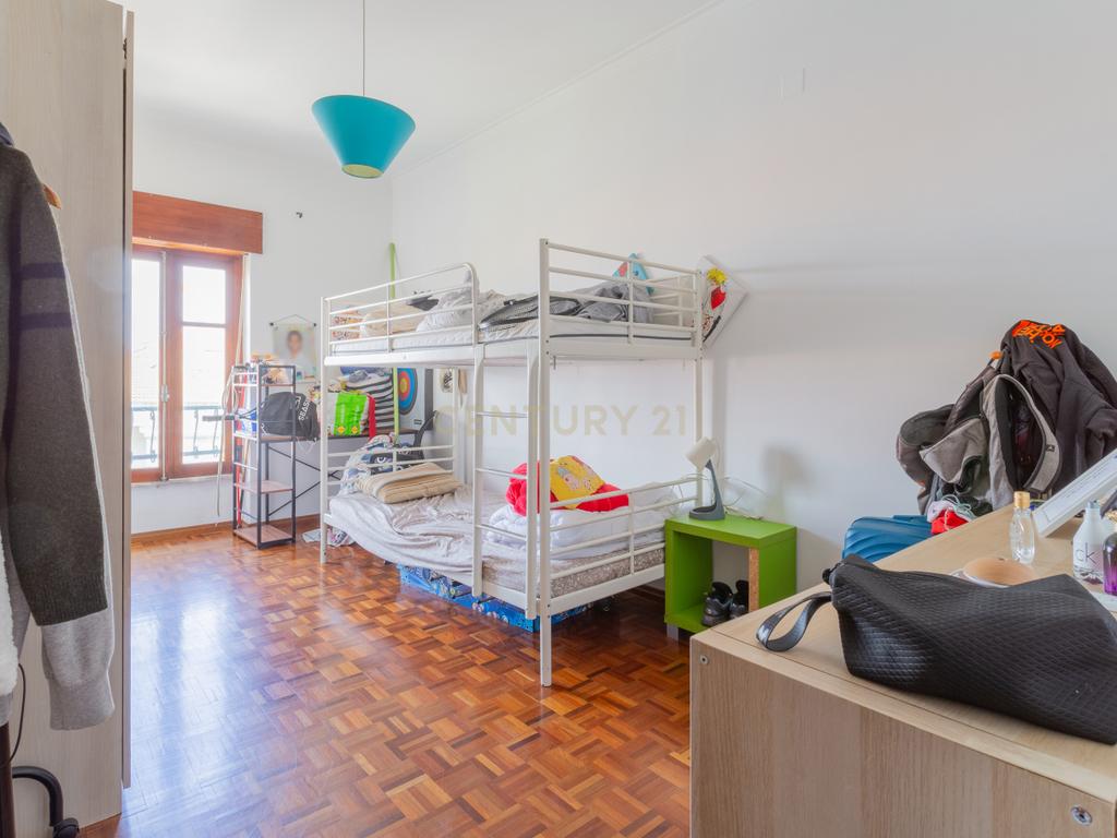 Apartamento T4 convertido em T3 - Centro do Barreiro - Image 14