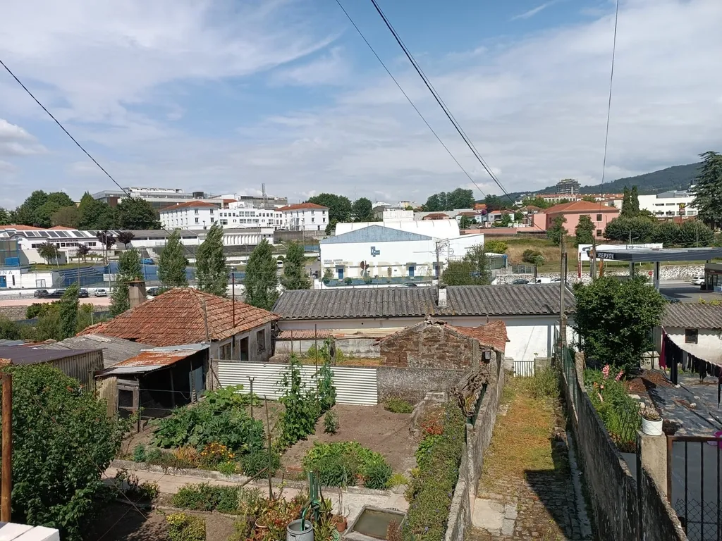 Moradia/ruína térrea em Santo Tirso com vista para o Parque de Geão - Image 16