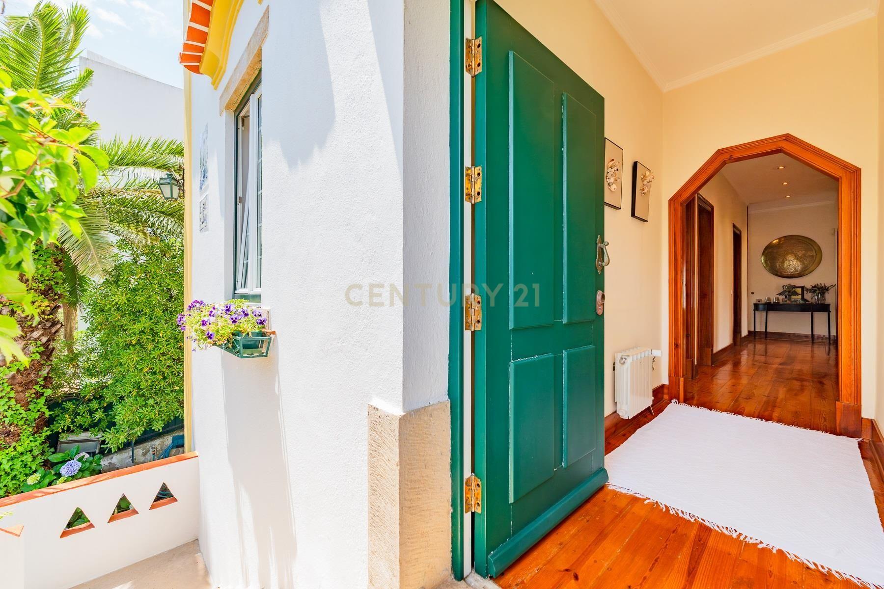 Fotografia 4 de Moradia Histórica no Monte Estoril com Apartamento Independente